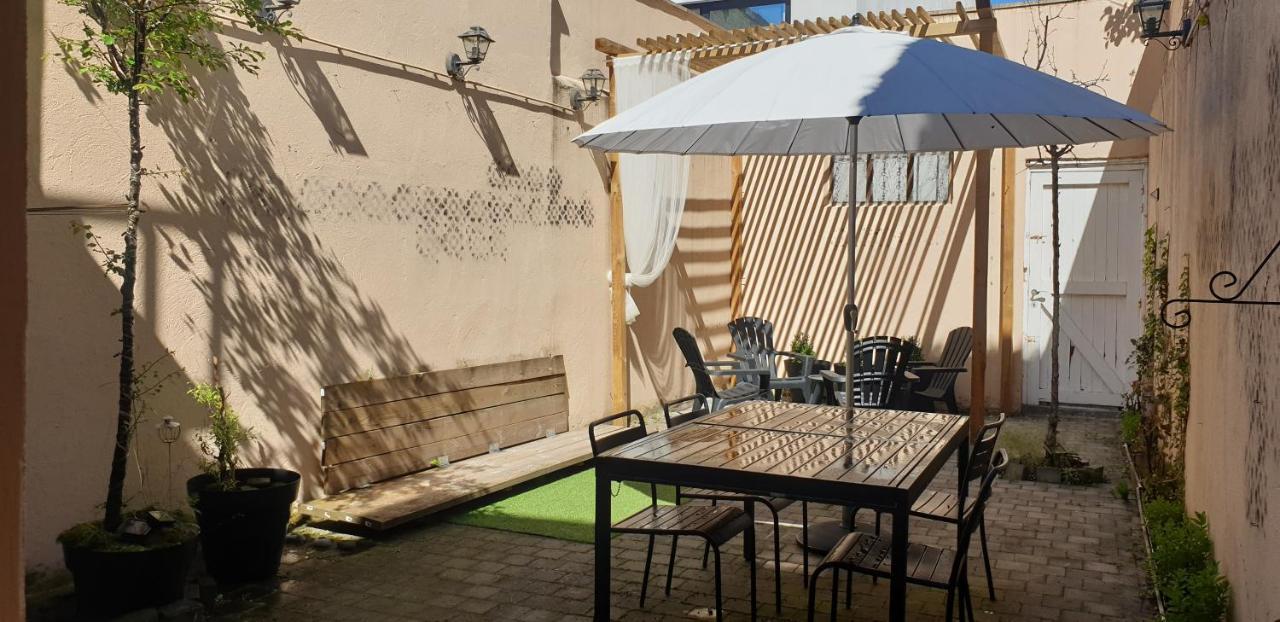 Le Patio Belle Maison En Plein Centre Ville, Avec Grande Terrasse Au Calme 바스토뉴 외부 사진