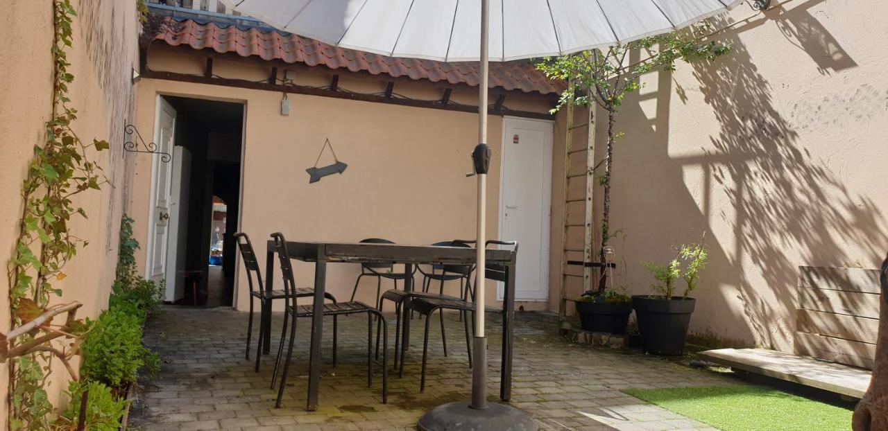 Le Patio Belle Maison En Plein Centre Ville, Avec Grande Terrasse Au Calme 바스토뉴 외부 사진